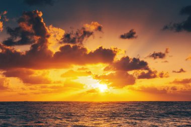 Denizin üzerinde güzel bir gün doğumu