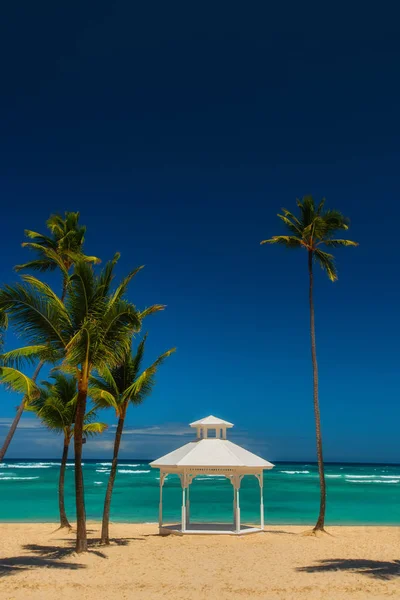 Ślub zestaw lub ołtarz na tropikalnej wyspie. Punta Cana beach resort — Zdjęcie stockowe