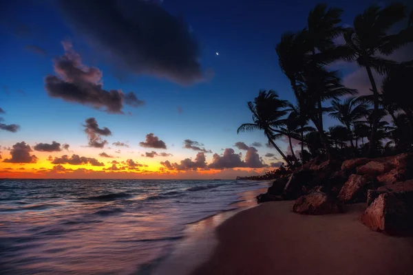 日の出、ドミニカ共和国のプンタカナ トロピカルビーチ — ストック写真