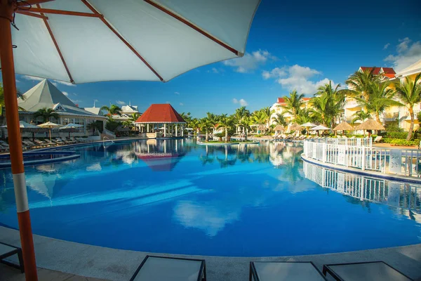 Тропічний басейн в розкішний курорт, Пунта-Кана — стокове фото