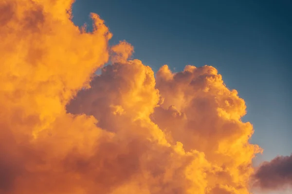 Tramonto drammatico cielo nuvole, sfondo carta da parati natura — Foto Stock