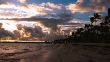 Tropik ada Beach Bavaro güzel gündoğumu video. Punta Cana resort, Dominik Cumhuriyeti