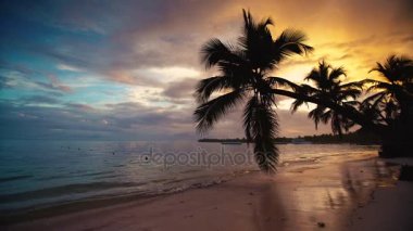 Sunrise deniz görünümü ve tropikal Island beach Resort Punta Cana, Dominik Cumhuriyeti