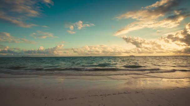 海岛热带海滩以白色沙子和绿松石海水 蓬塔纳 多米尼加共和国 日出视频 — 图库视频影像