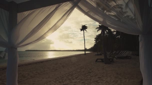多米尼加共和国蓬塔卡纳度假村的日出海景和热带岛屿海滩 — 图库视频影像