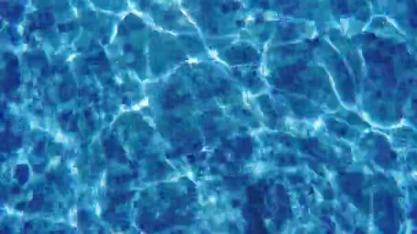 带太阳反射的游泳池蓝色波纹水表面 — 图库视频影像