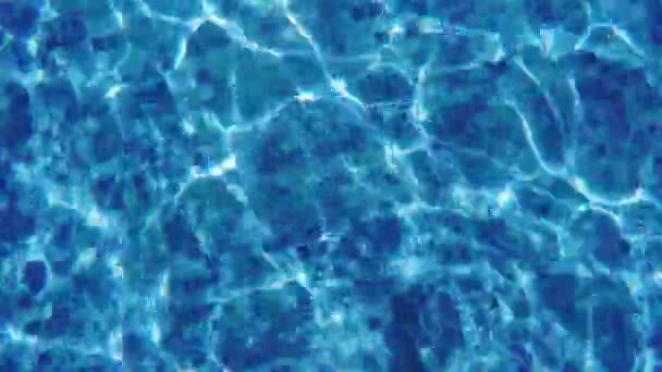 Superficie Blu Ondulazione Acqua Piscina Con Riflesso Del Sole — Video Stock