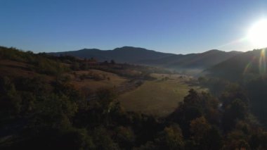 Hava sonbahar gündoğumu sahne sarı larches, küçük bir köy ve Odle - Geisler dağ grup arka plan üzerinde. Alpe di Siusi (Seiser Alm), Dolomit Alpler, İtalya
