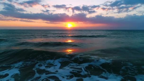 Lotnicze Wideo Piękny Wschód Słońca Cloudscape Dramatyczne Nad Falami Morza — Wideo stockowe