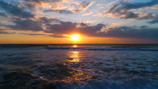 Veduta Aerea Bella Alba Con Spettacolare Paesaggio Nuvoloso Sul Mare — Video Stock