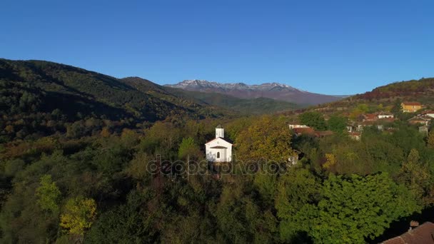 Vista Aérea Drone Sobre Igreja Vila Búlgara Montanha Kopren Bulgária — Vídeo de Stock