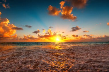 Denizin üzerinde güzel bir gün doğumu