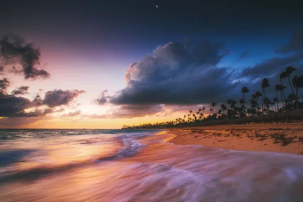 Καραϊβικής διακοπές, όμορφη ανατολή του ηλίου πάνω από την τροπική παραλία — Φωτογραφία Αρχείου