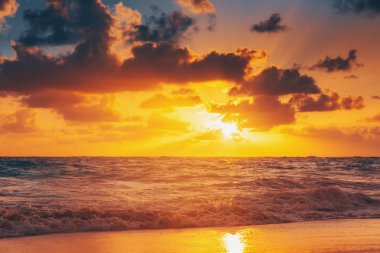 Denize, Karayipler beach resort güzel gündoğumu