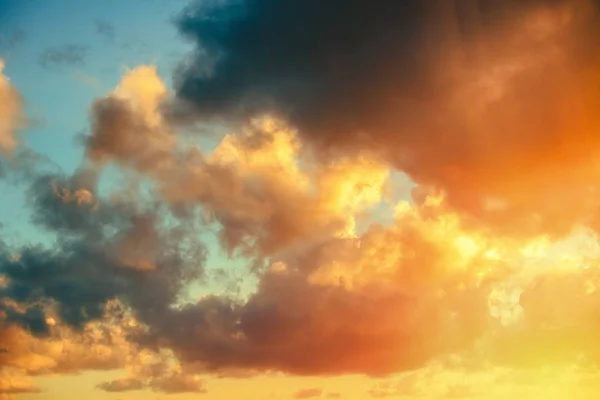 Nuvens de céu dramáticas do sol. Natureza fundo — Fotografia de Stock