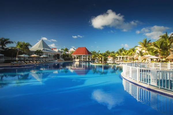 热带游泳池的豪华度假村，蓬塔卡纳 — 图库照片