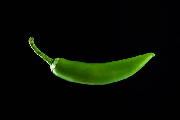 Peperoncino verde isolato su fondo nero — Foto Stock