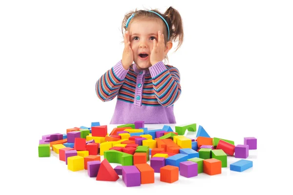Montessori concepto con linda chica jugando cubos de madera aislado — Foto de Stock