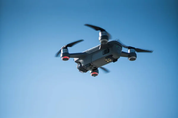 Mini drone Latanie na niebie — Zdjęcie stockowe