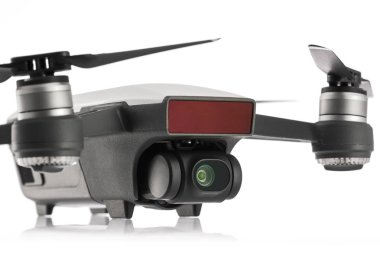 Varna, Bulgaristan - 16 Şubat 2018: Dron quadcopter ile DJI indeks işlem kıvılcım izole.