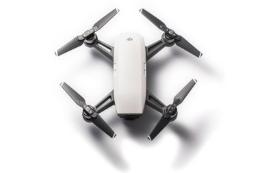Varna, Bulgaristan - 17 Şubat 2018: Dron quadcopter ile DJI indeks işlem kıvılcım izole.