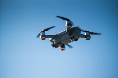 Varna, Bulgaristan - 16 Şubat 2018: Uçan uçak quadcopter ile DJI indeks işlem kıvılcım