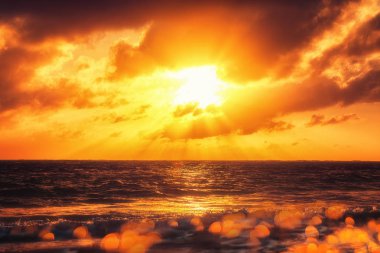 Denizin üzerinde güzel bir gün doğumu