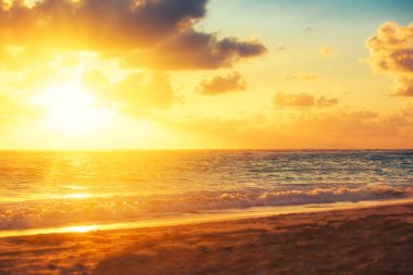 Denizin üzerinde güzel bir gün doğumu