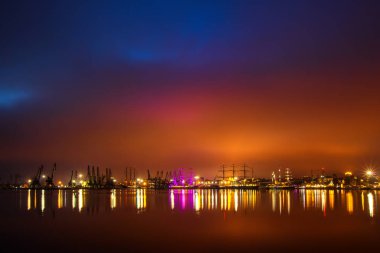 Liman ve gece ışıkları. Regata uzun boylu Gemi Varna'nın liman, Bulgaristan 