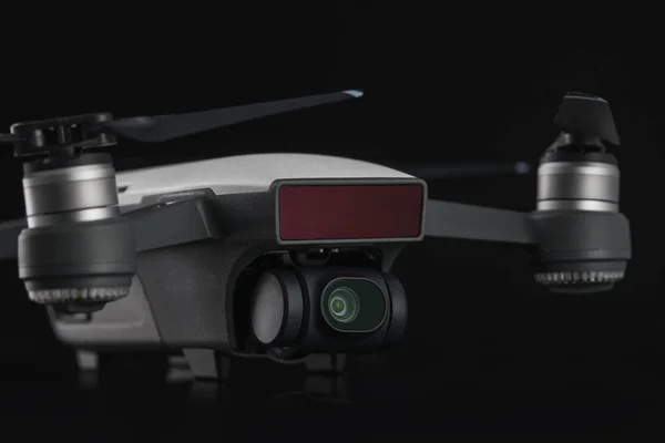 Dji Spark drone quadcopter isolé sur noir — Photo