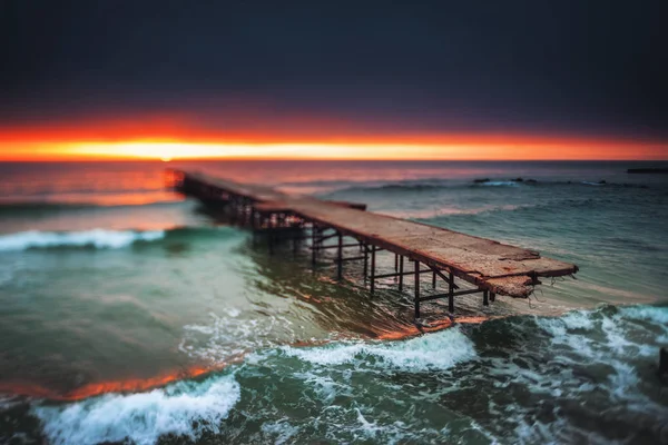 Podul vechi rupt în mare, expunere lungă hdr. — Fotografie, imagine de stoc