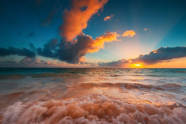 Schöner Sonnenaufgang über dem Meer, hdr — Stockfoto