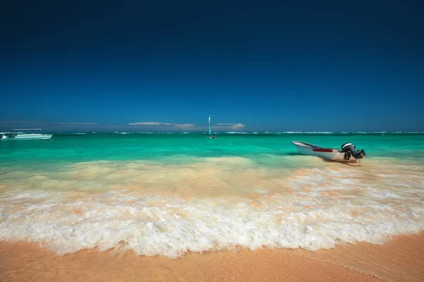 Mare caraibico e barca sulla riva, bellissima vista panoramica — Foto Stock
