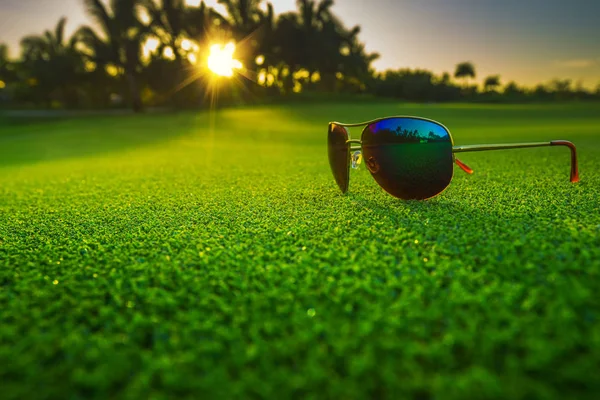 Bellissimi occhiali sul campo da golf — Foto Stock