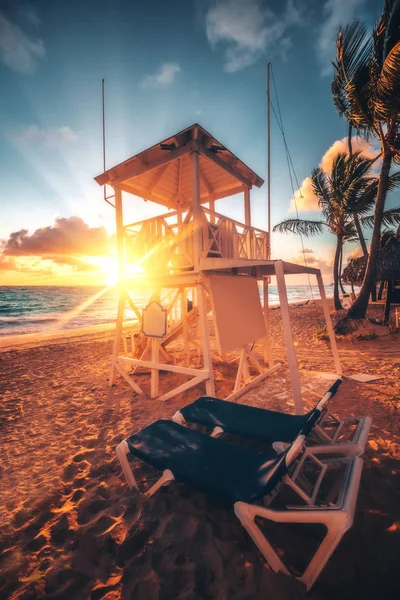 Vacaciones de verano en Punta Cana. Hermoso amanecer sobre la playa isla tropical . — Foto de Stock