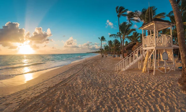 Punta Cana nascer do sol sobre a praia caribenha com estatição de salva-vidas — Fotografia de Stock