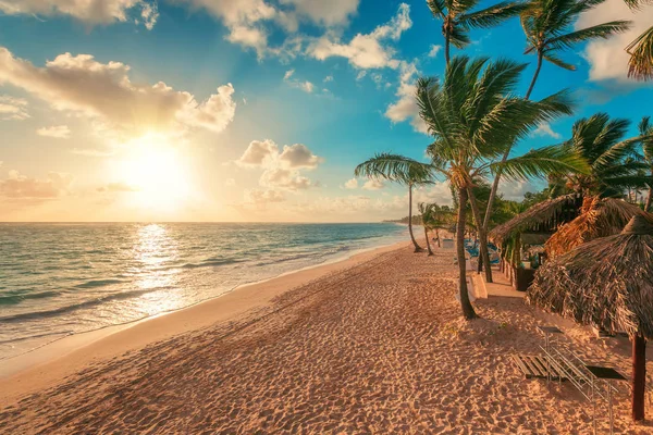 Vacaciones de verano en Punta Cana. Hermoso amanecer sobre la playa isla tropical — Foto de Stock