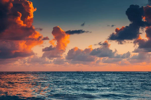 Vacker soluppgång över havet — Stockfoto