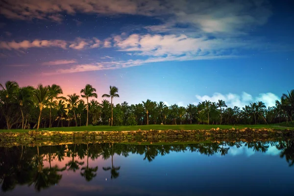 Trópusi golfpálya a naplemente, a Dominikai Köztársaság Punta Cana — Stock Fotó