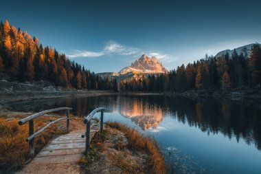 Sabah görünümünü Lago Antorno, Dolomites, göl dağ manzarası. İtalya