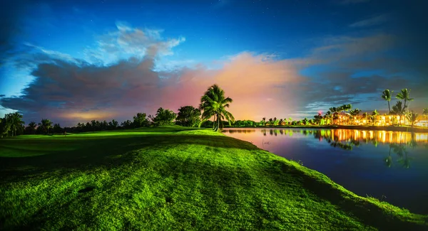 Tropická golfové hřiště při západu slunce v Dominikánské republice Punta Cana — Stock fotografie