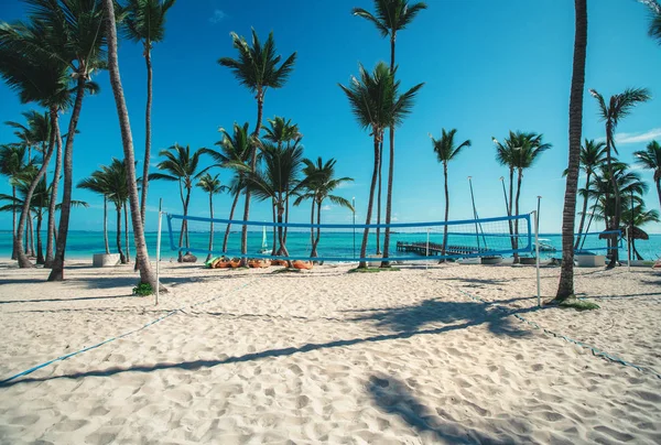 Rete da pallavolo sulla spiaggia tropicale, mare caraibico — Foto Stock