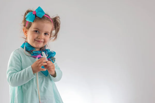 Niedliches Kind Mädchen spielt Arzt mit Spielzeug zu Hause — Stockfoto