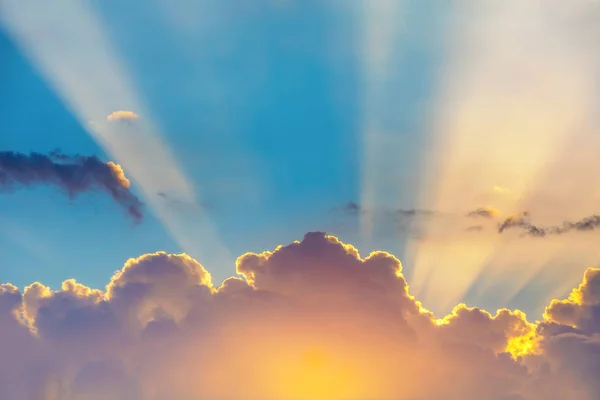 Cielo azul con nubes y sol — Foto de Stock