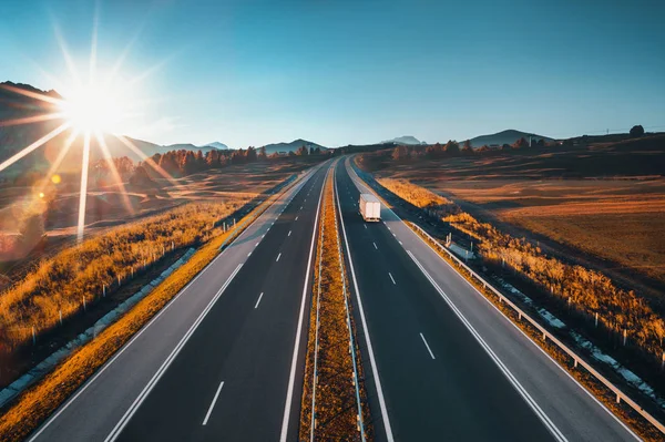 Guidare su strada aperta in bella giornata di sole — Foto Stock