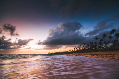 Karayipler tatil, tropikal plaj üzerinde güzel gündoğumu