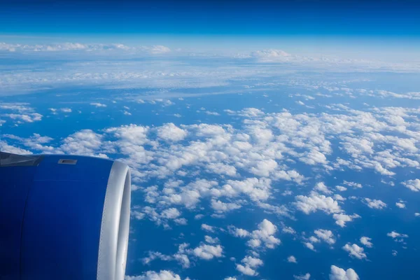 Lecące nad chmurami. widok z samolotu — Zdjęcie stockowe