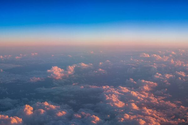Летят над облаками. Вид с воздуха из окна самолета
