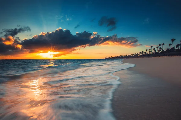 Прекрасний схід сонця над тропічним морем — стокове фото