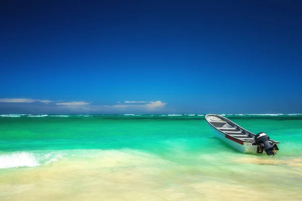 Mer des Caraïbes et bateau sur le rivage, belle vue panoramique — Photo